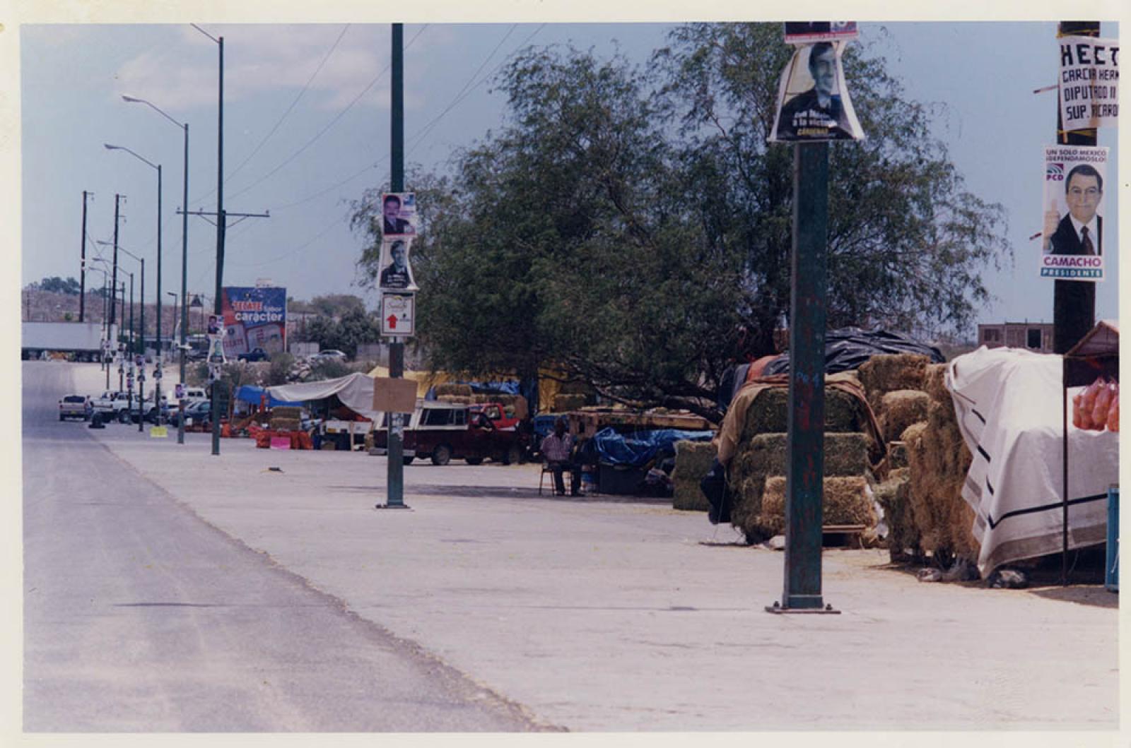 Comercios ambulantes sobre la carretera Transpeninsular.