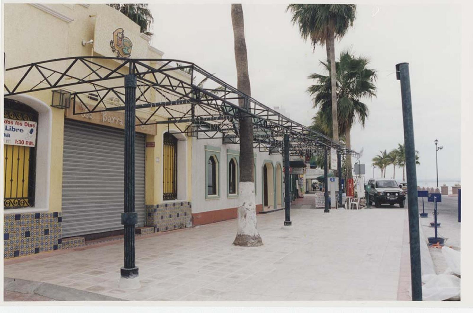 Comercios en el malecón de La Paz.