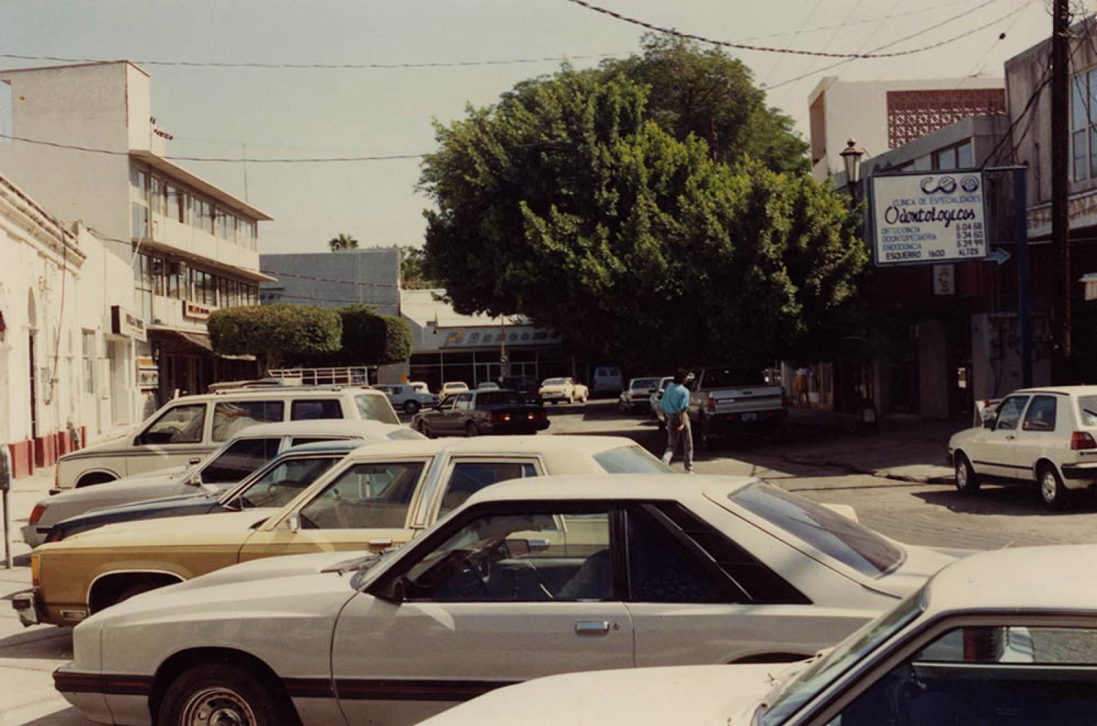 Comercios y Bancos, calle Mutualismo entre 16 de septiembre.
