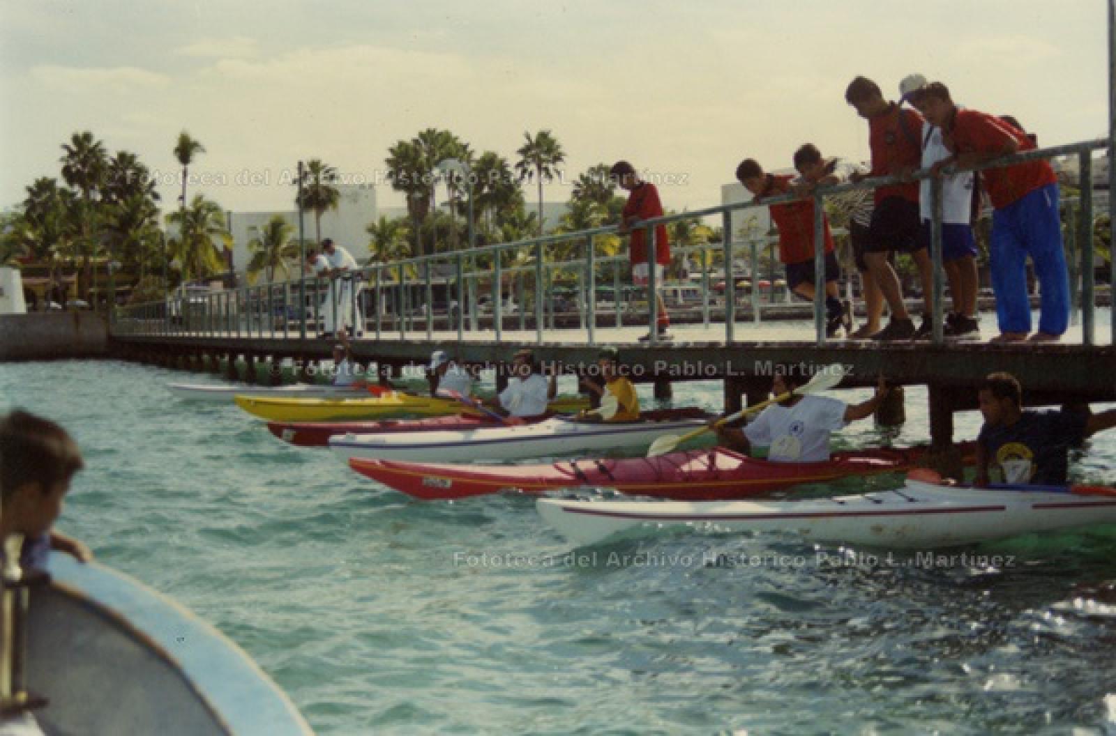 Competencia de canotaje en muelle del malecón de La Paz.