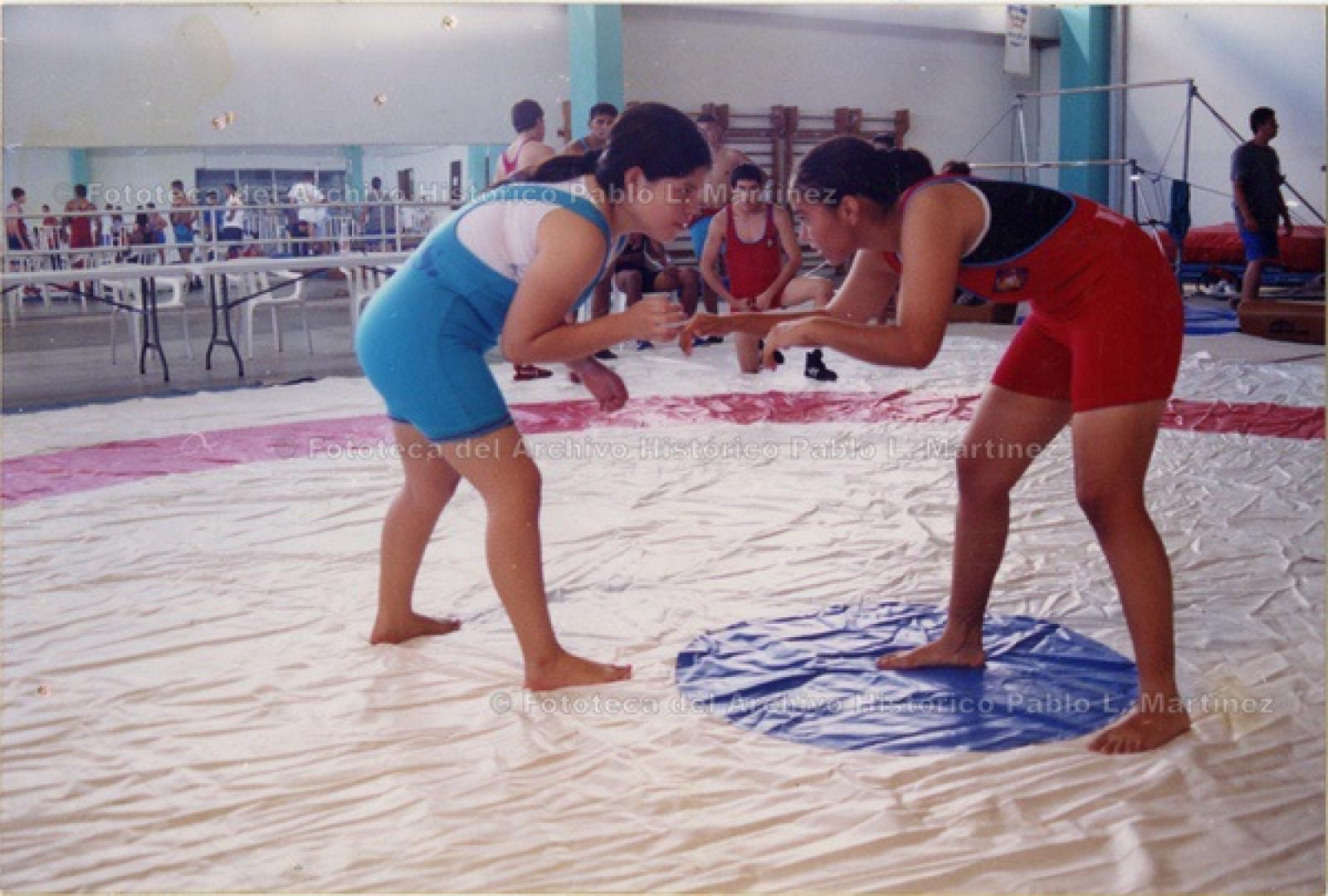 Competidoras de lucha grecorromana.