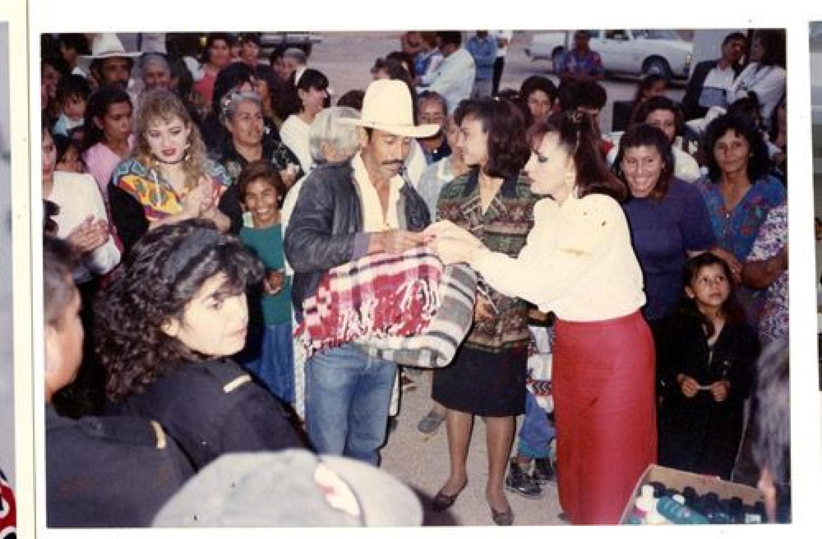 Comunidad recibe con alegría el apoyo mediante productos materiales.