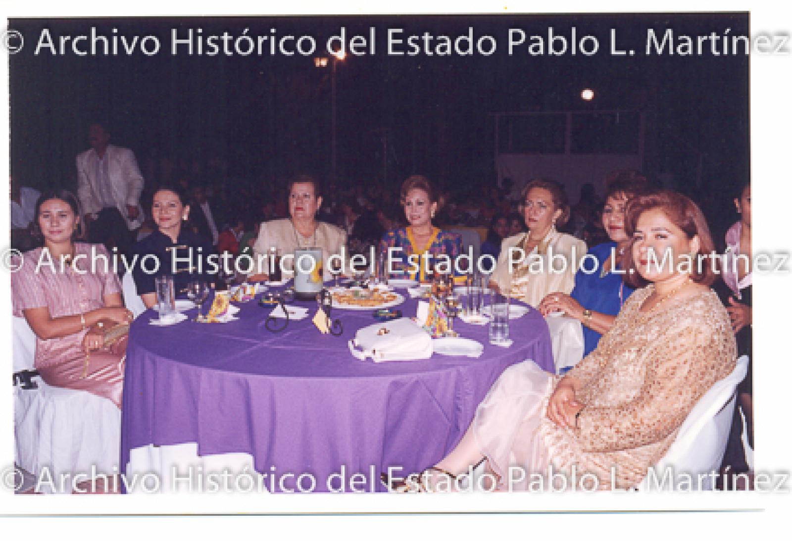 Concepción Casas de Mercado con mujeres en cena.