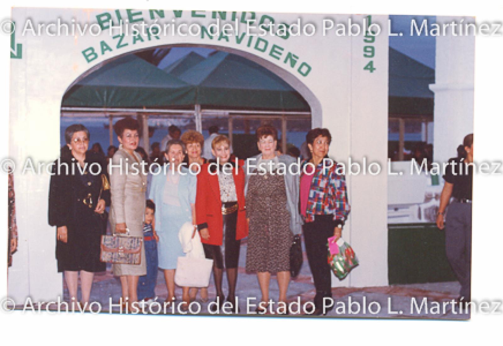 Concepción Casas de Mercado con mujeres, retrato de grupo.