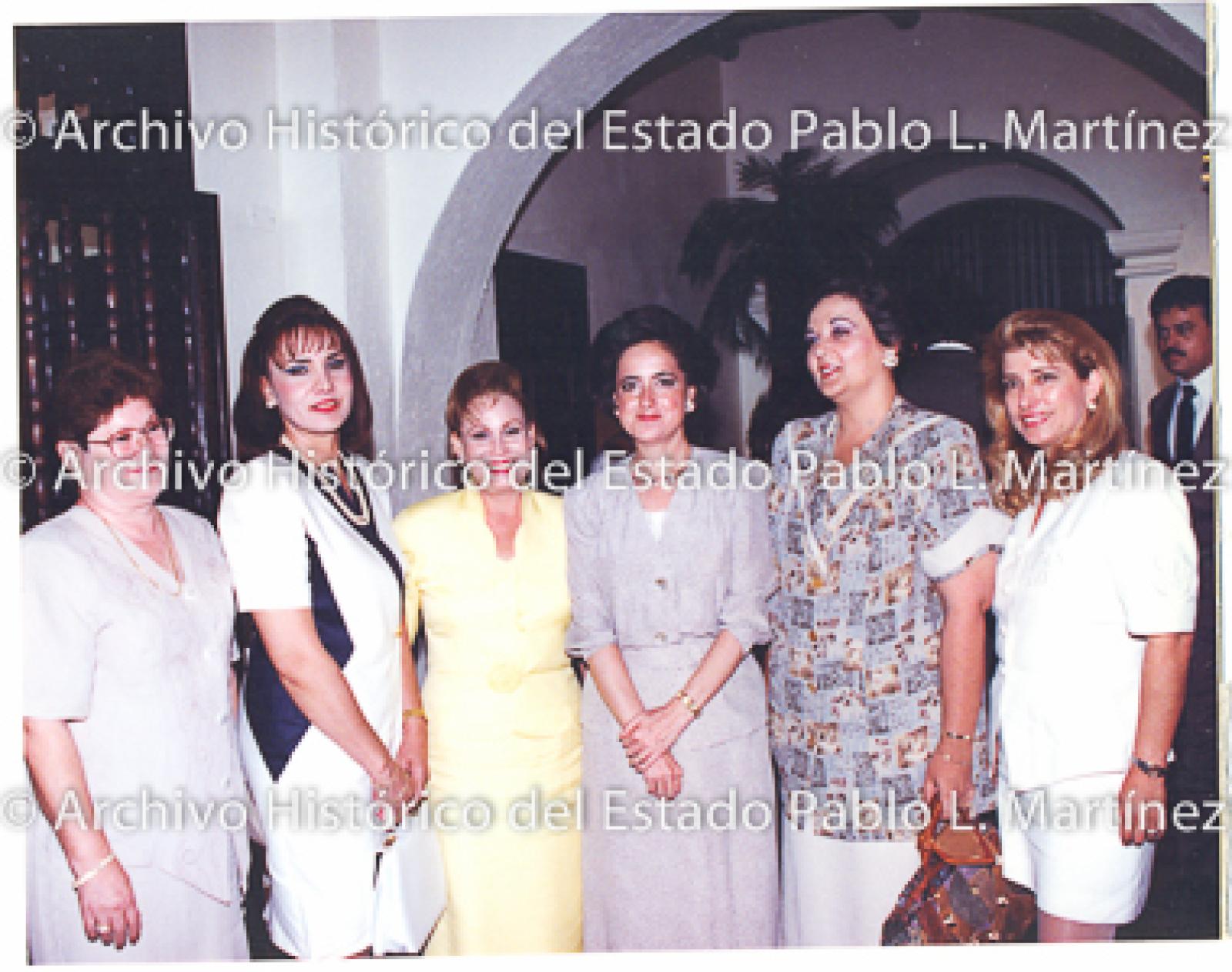 Concepción Casas de Mercado con mujeres, retrato.