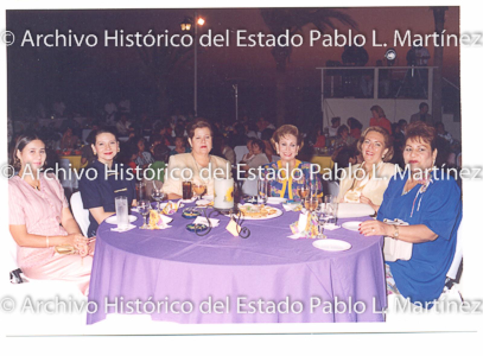Concepción Casas de Mercado en cena con amigas.