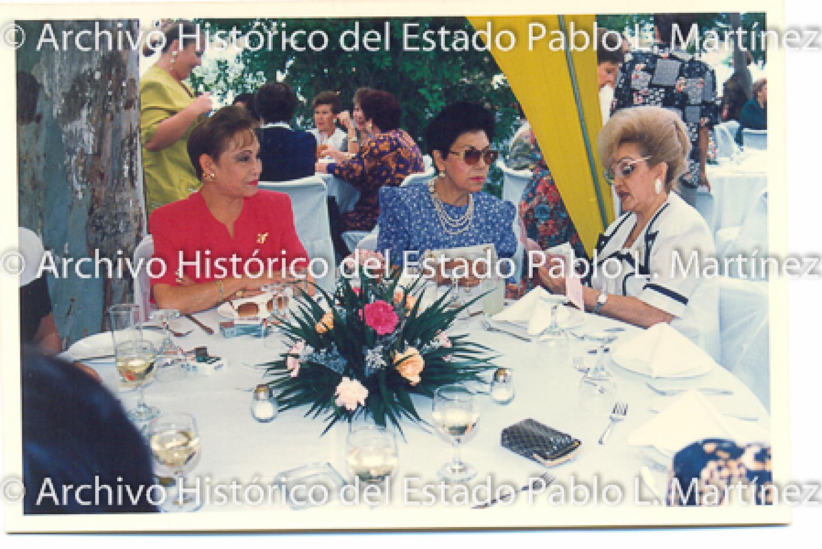 Concepción Casas de Mercado en comida con mujeres.