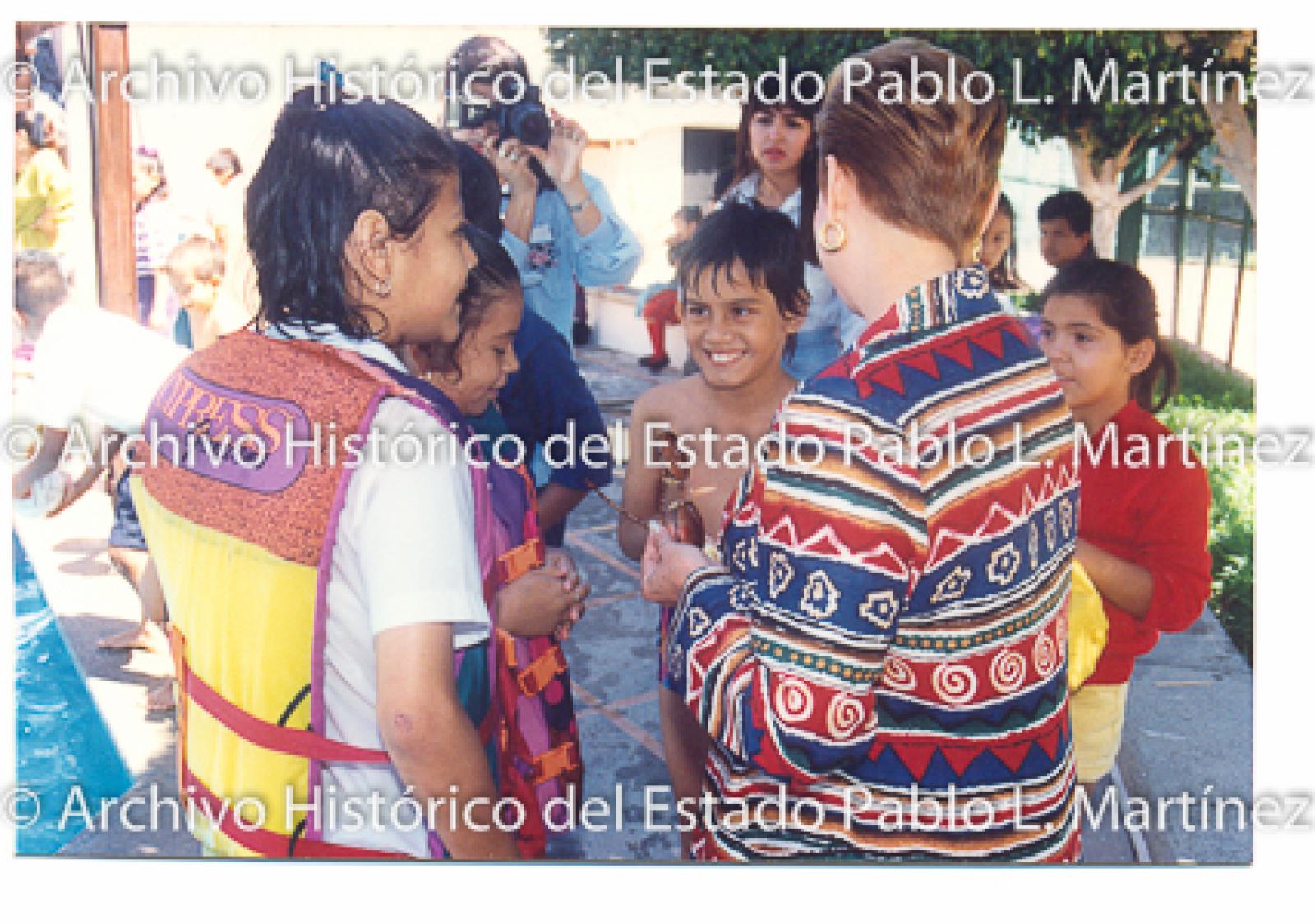 Concepción Casas de Mercado en convivencia con niños y niñas.