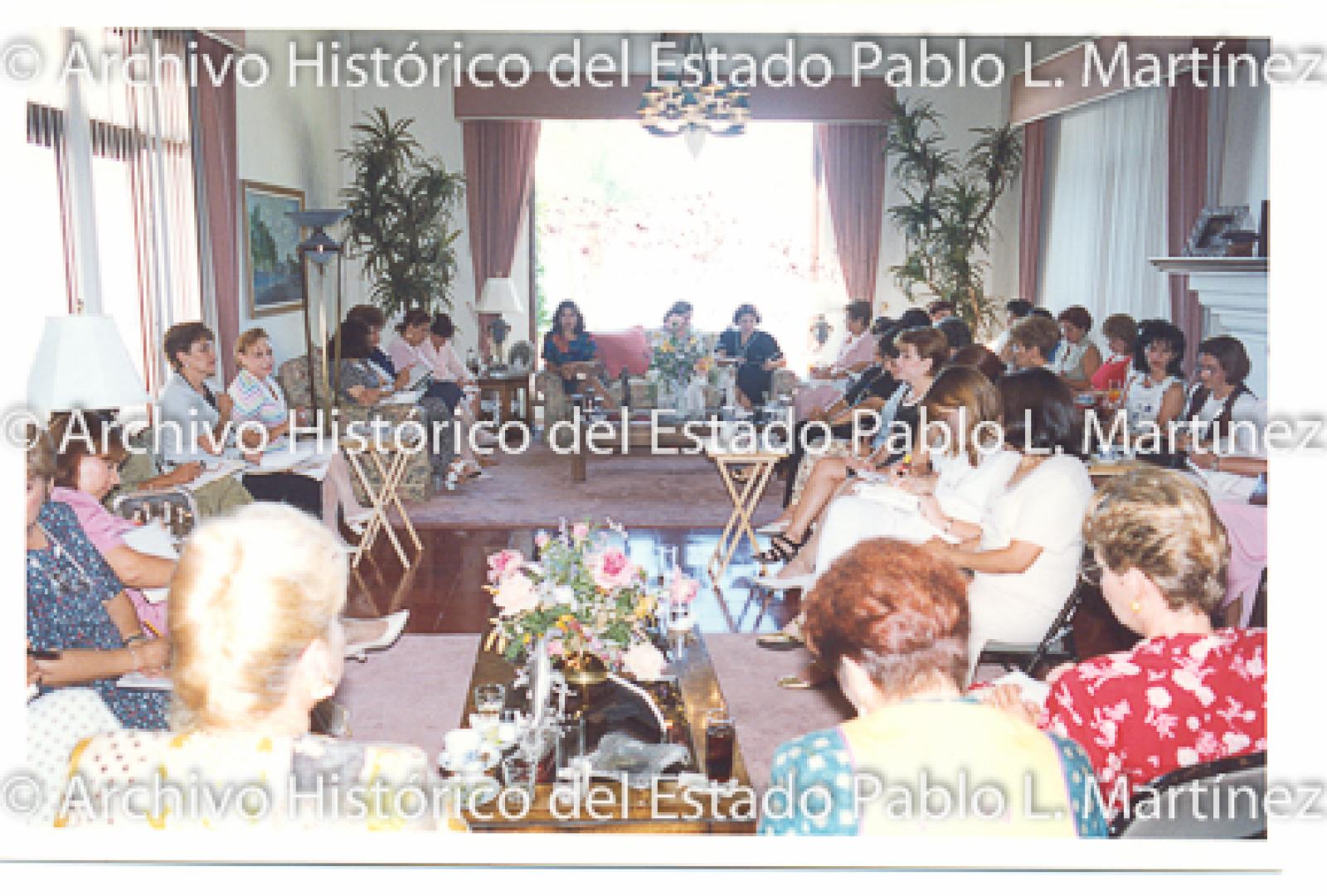 Concepción Casas de Mercado en reunión con señoras.