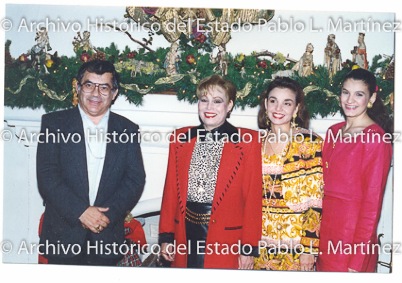 Concepción Casas de Mercado junto a señor y mujeres, retrato.