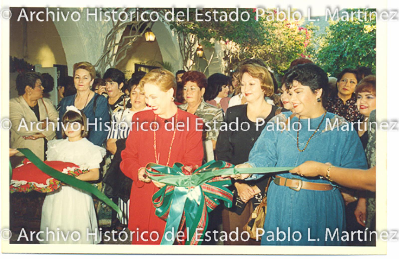 Concepción Casas de Mercadoen en inauguración de “bazar navideño”.
