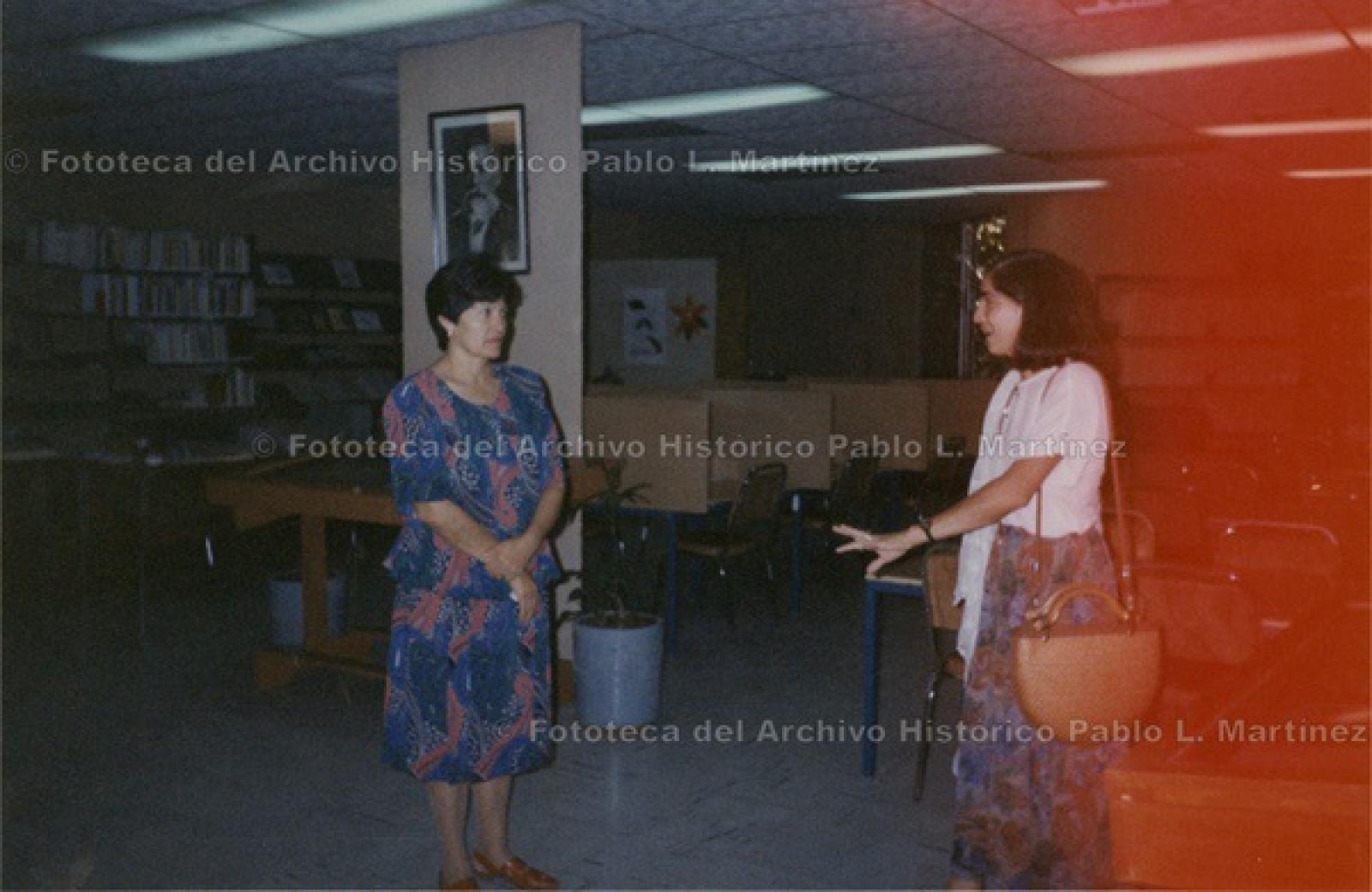 “Concepción Rosales dialoga con Gloria Juárez, en interior del archivo histórico”.