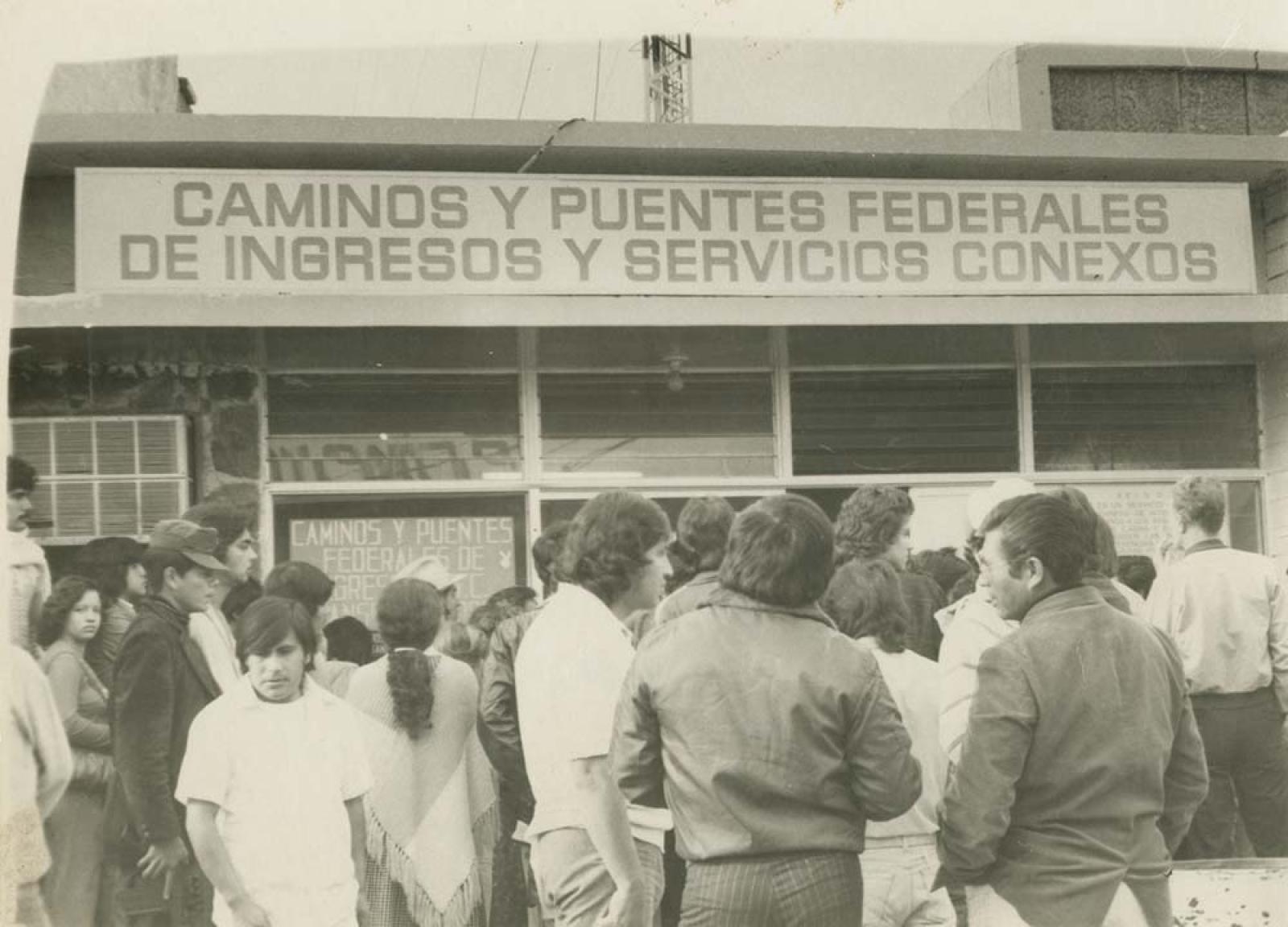 Congregación frente a oficina de Caminos y Puentes Federales.