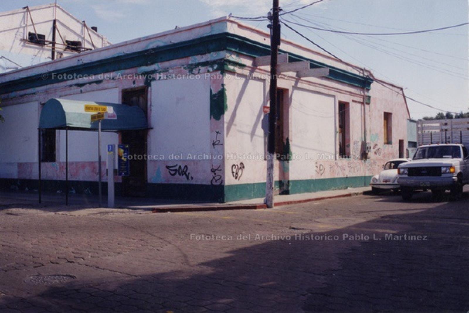Construcción basada en arquitectura típica de Baja California Sur, entre las calles Álvaro Obregón y Sebastián Lerdo de Tejada.