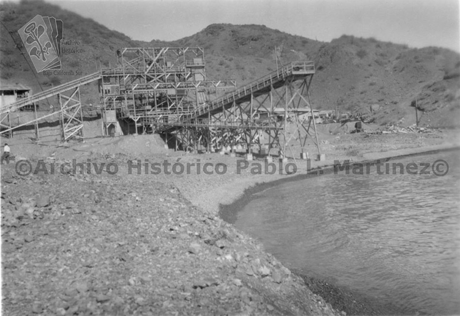 Construcción de banda que tiran las colillas en el mineral de Pilares y Gavilanes, Mulegé, Baja California.