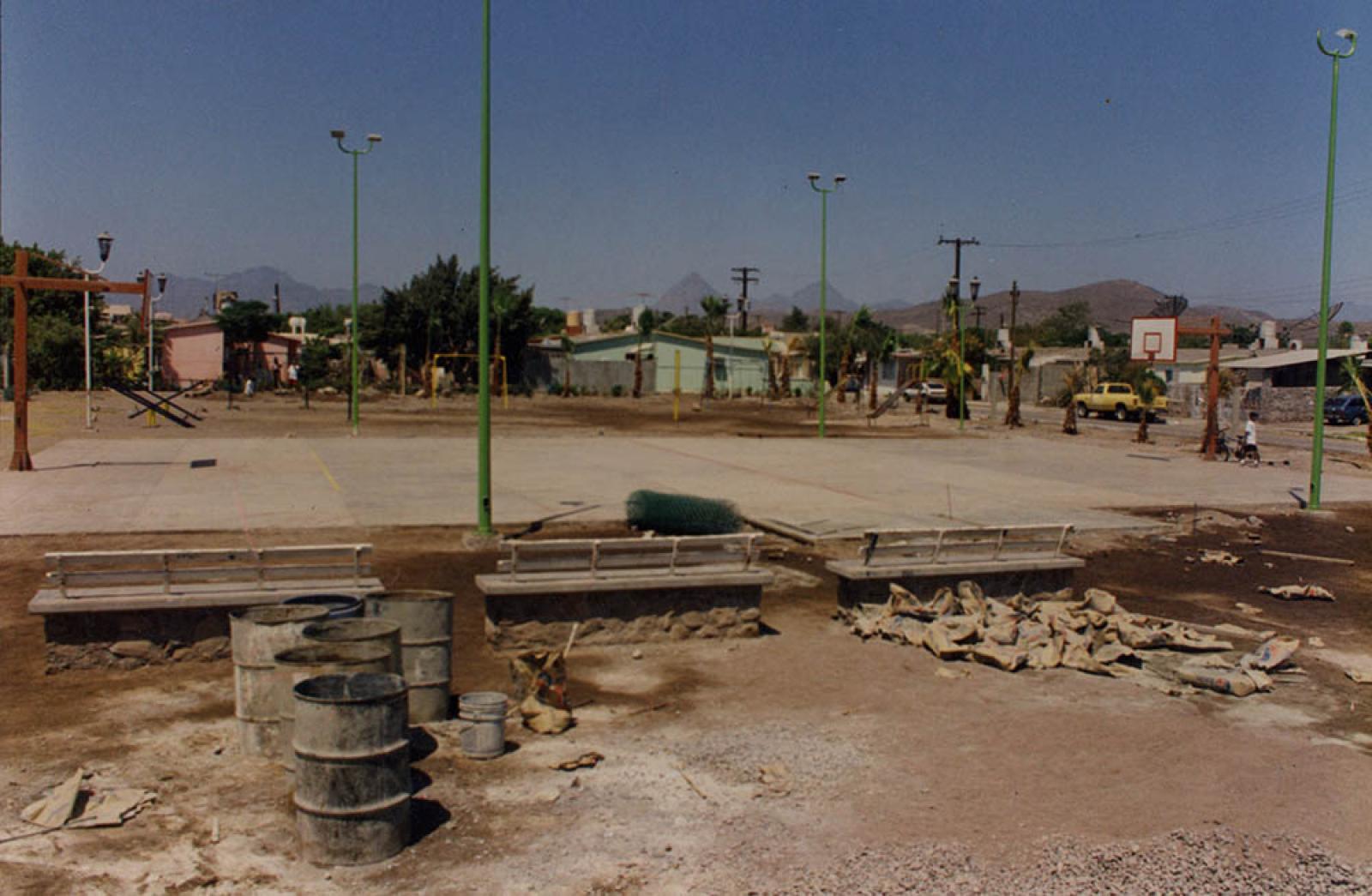 Construcción de cancha deportiva en la Colonia infonavit en Loreto, Baja California Sur.