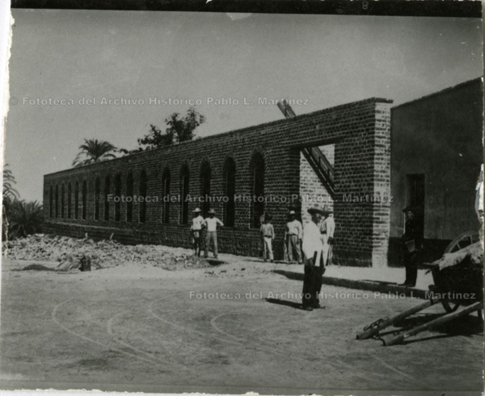 Construcción de edificio con arquitectura típica de Baja California Sur.