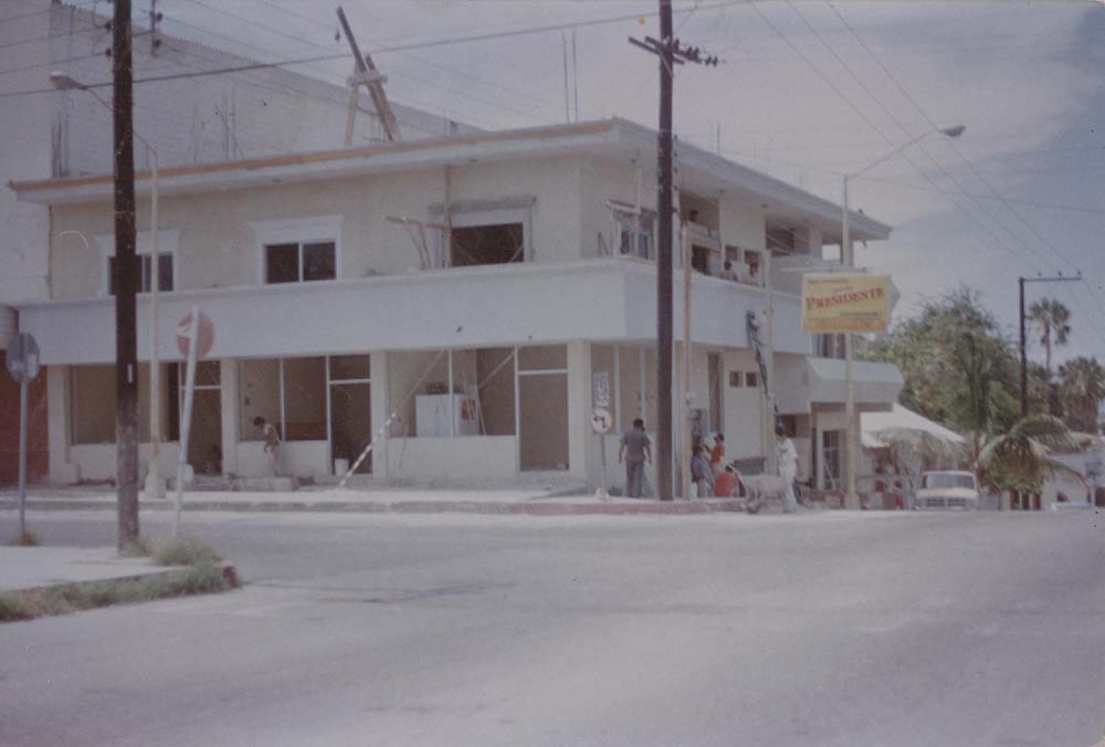 Construcción de edificio, entre calles 5 de Mayo y Belisario Domínguez.
