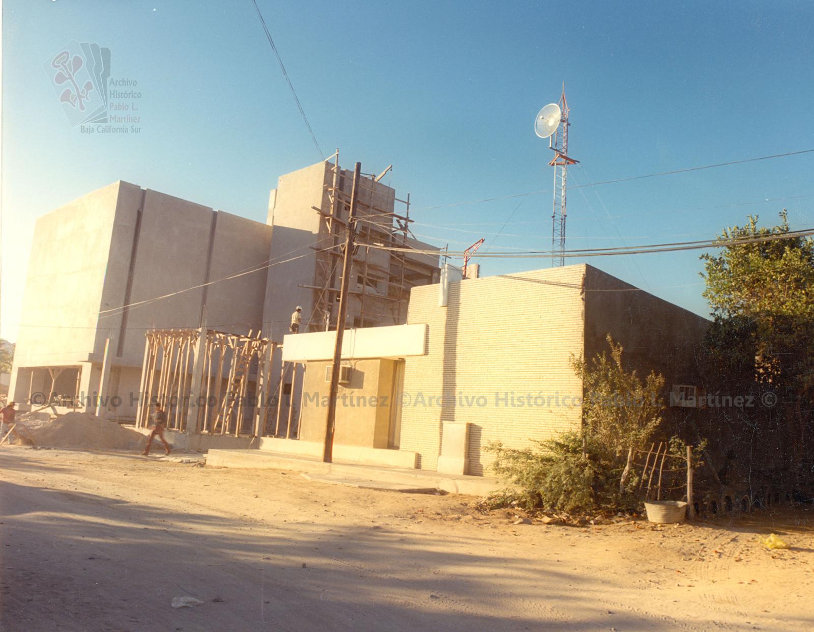 Construcción de edificio para oficinas públicas.