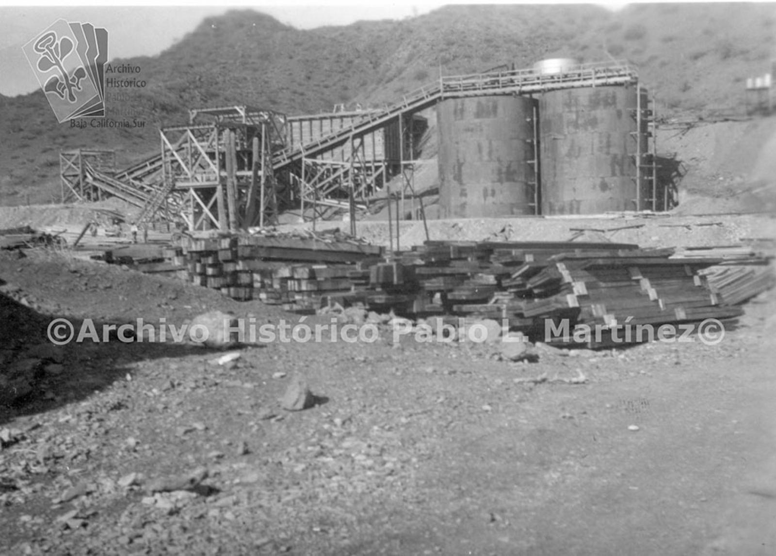 Construcción de quebradora y depósito de metal en el mineral de Pilares y Gavilanes, Mulegé, Baja California.