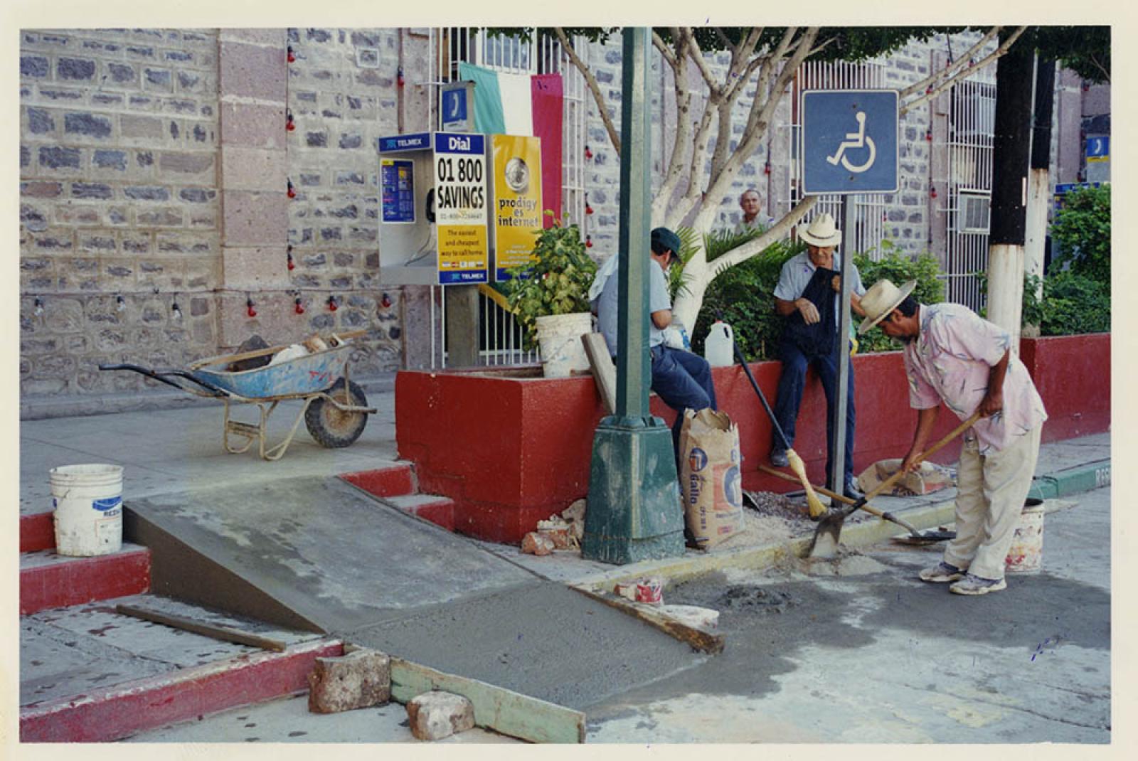 Construcción de rampa para minusválidos, en la banqueta del antiguo Palacio Municipal.