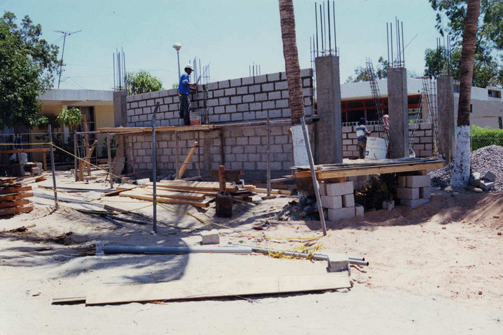 “Construcción de sanitarios en la escuela primaria José María Morelos y Pavón”.