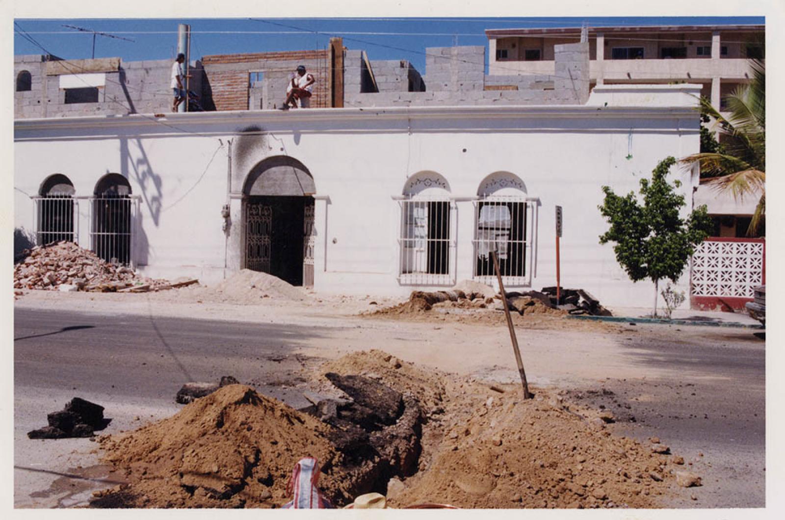 Construcción de segundo sobre casa y obra pública, en calle de La Paz.