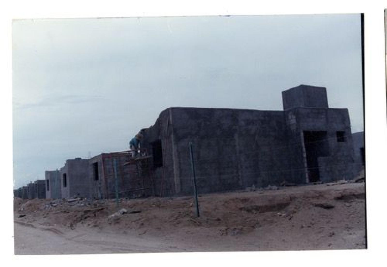 Construcción de viviendas INFONAVIT.