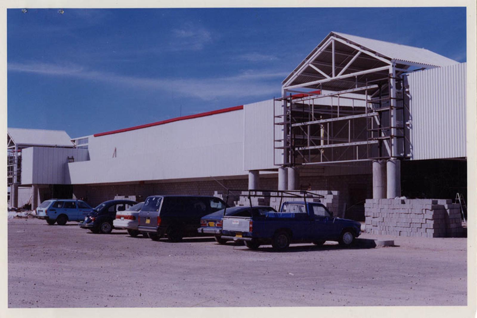 Construcción del centro comercial Casa Ley.