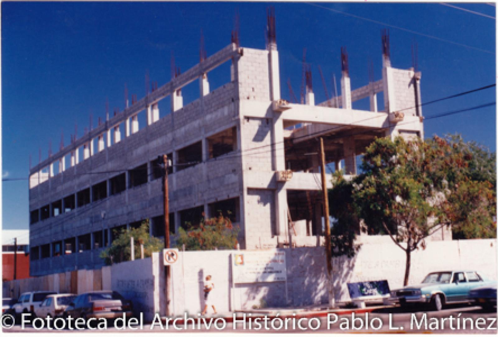 Construcción del edificio Central de Transfusión Sanguínea.