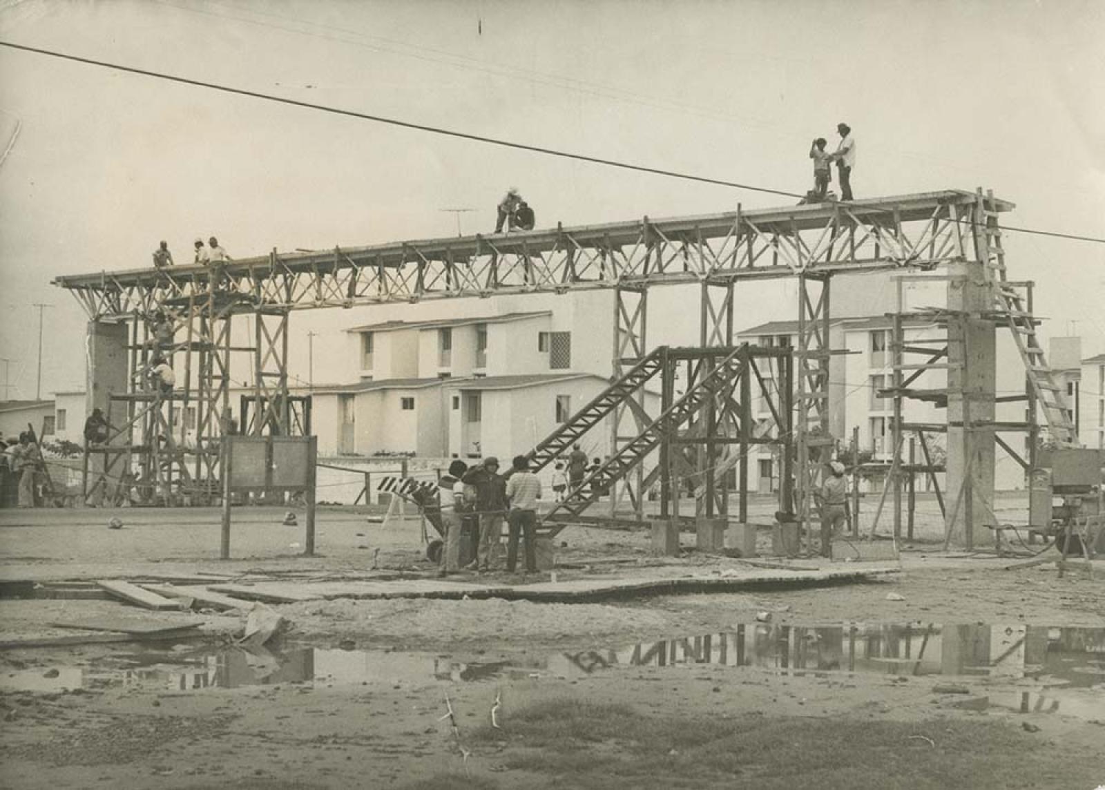 Construcción del puente peatonal 8 de Octubre.