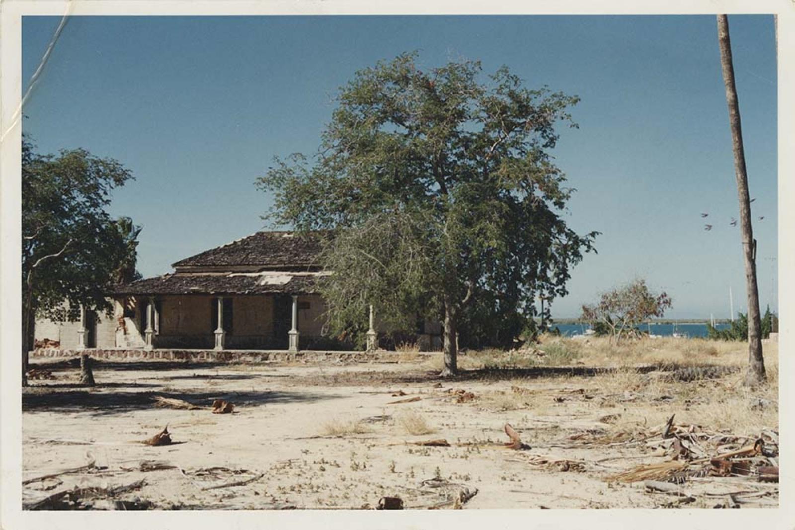 Construcción en lote baldío.