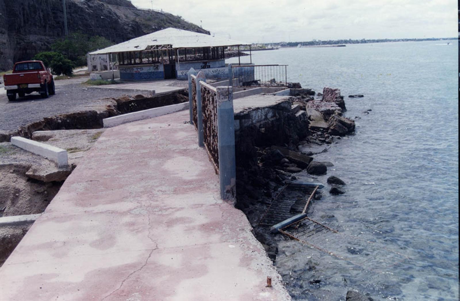 Construcción en ruinas, sobre malecón de La Paz.