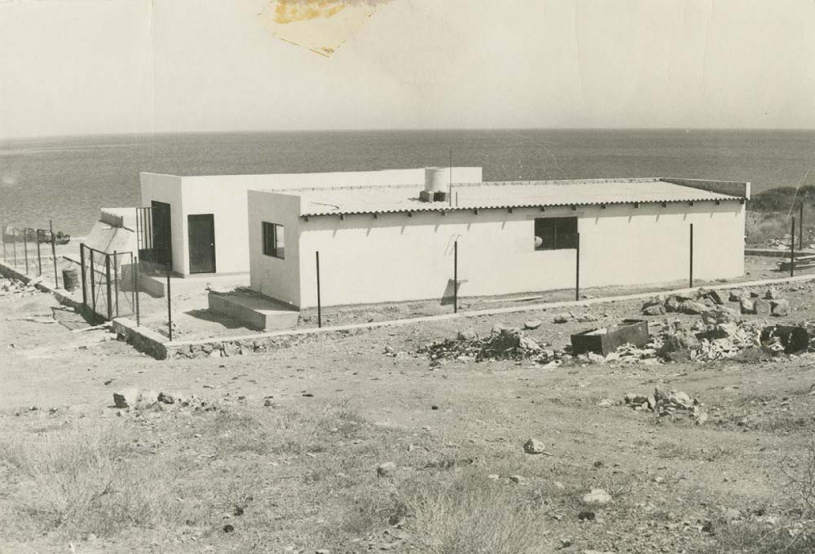 Construcción, frente al mar.