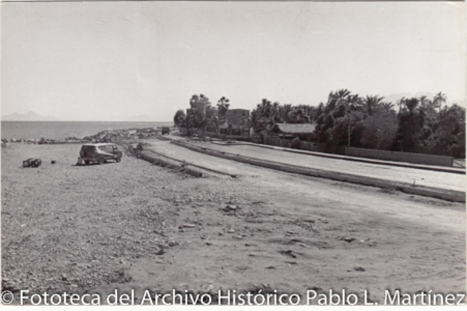Construcciones de carretera, frente a playa.