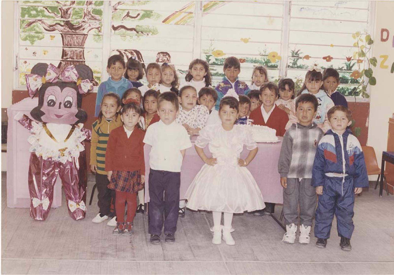 “Contenta por su cumpleaños, rodeada  de sus compañeritos”.