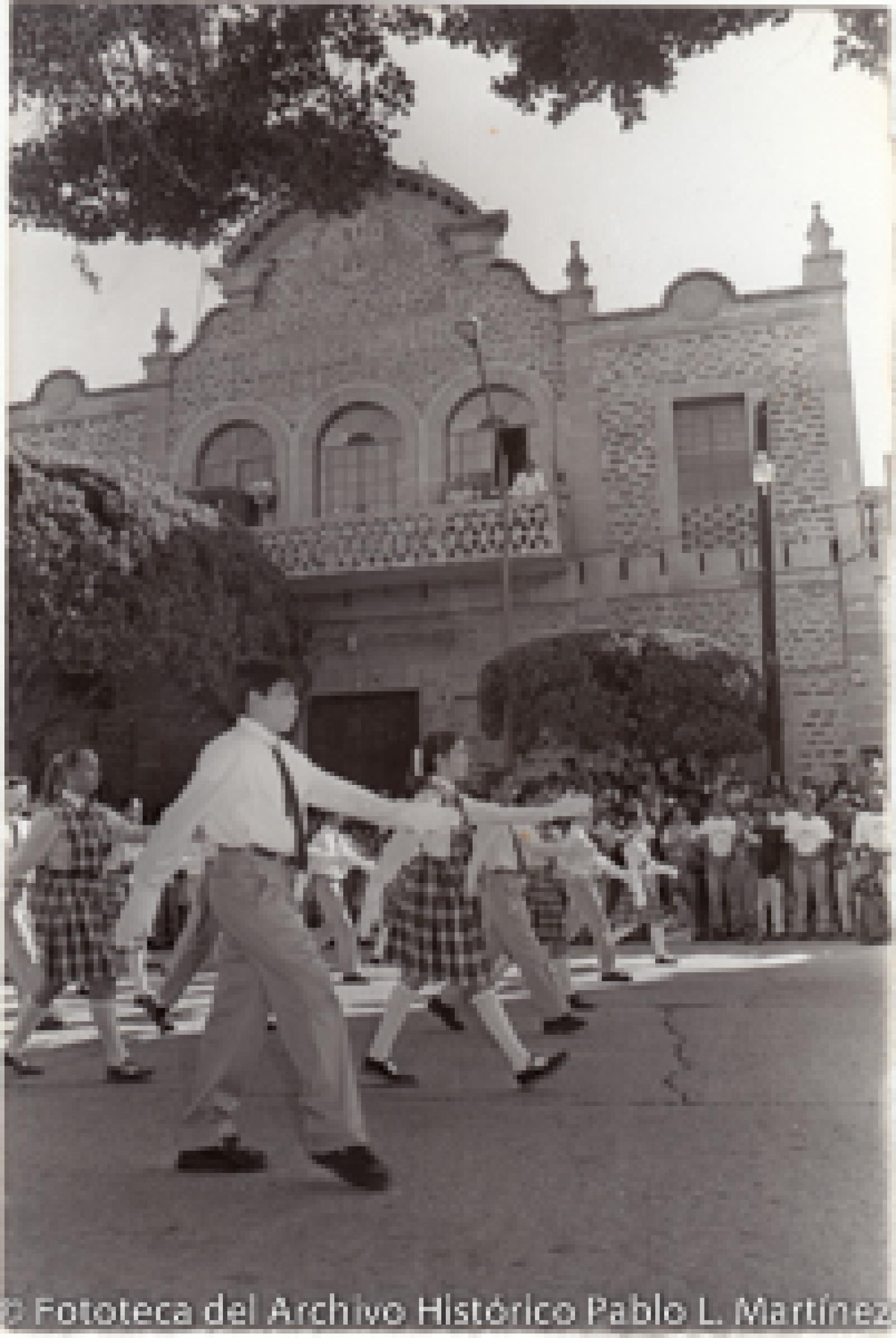 Contingente escolar en desfile, pasan frente al antiguo Palacio Municipal de La Paz, Baja California Sur.