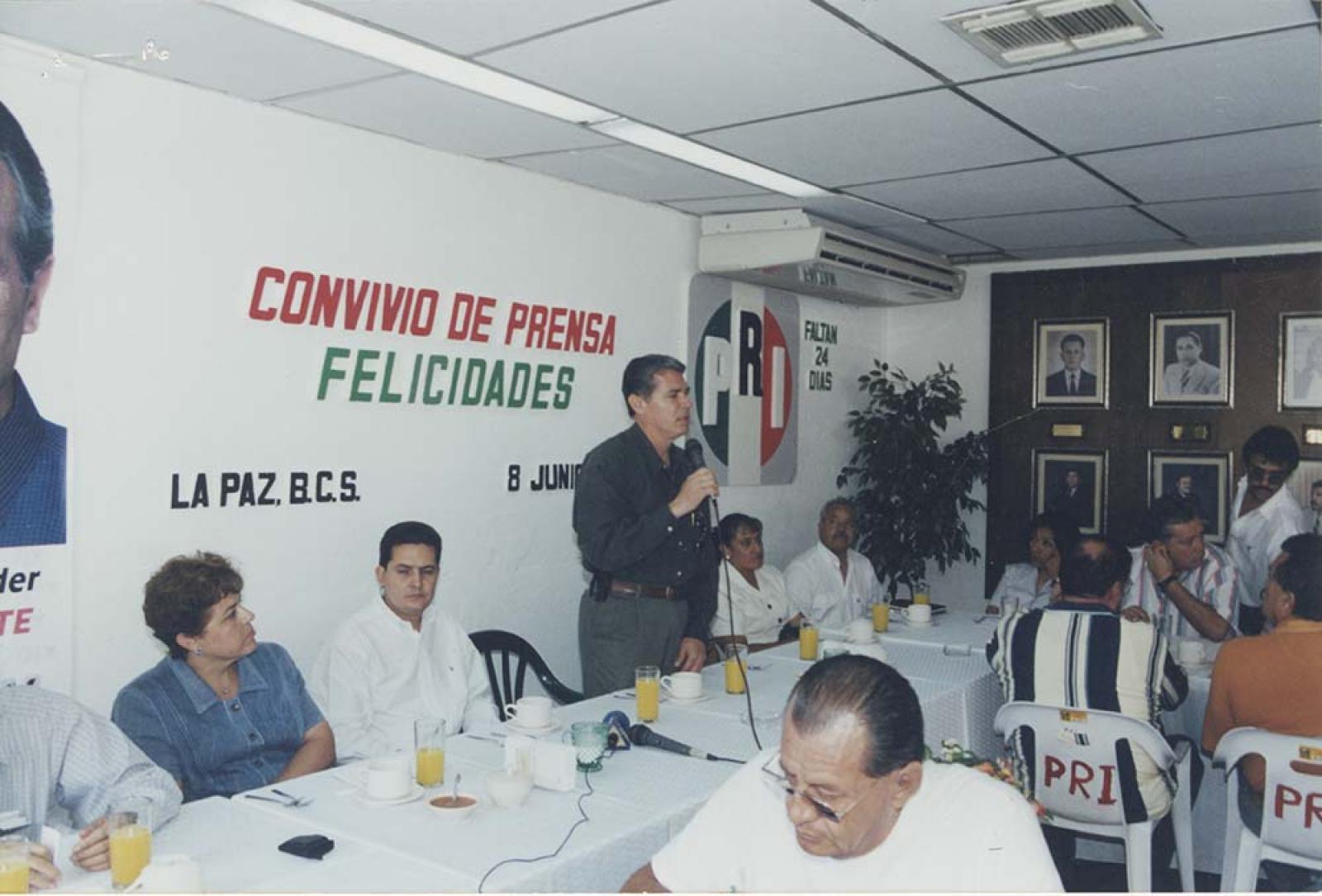 Convivio de prensa.