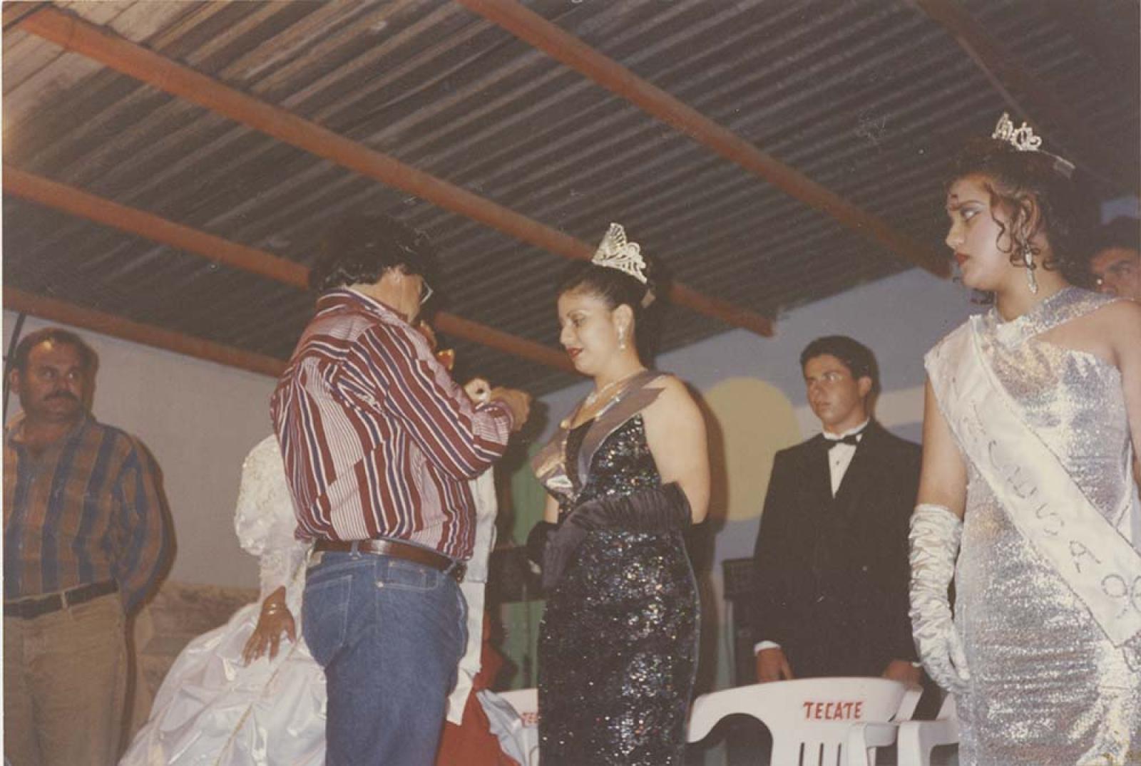 “Coronación de reina de las fiestas del ejido Díaz Ordaz, Valle del Vizcaíno”.
