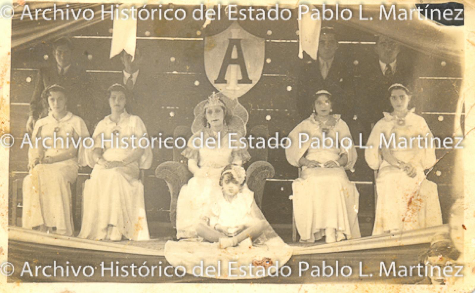 Coronación de reina, retrato de grupo