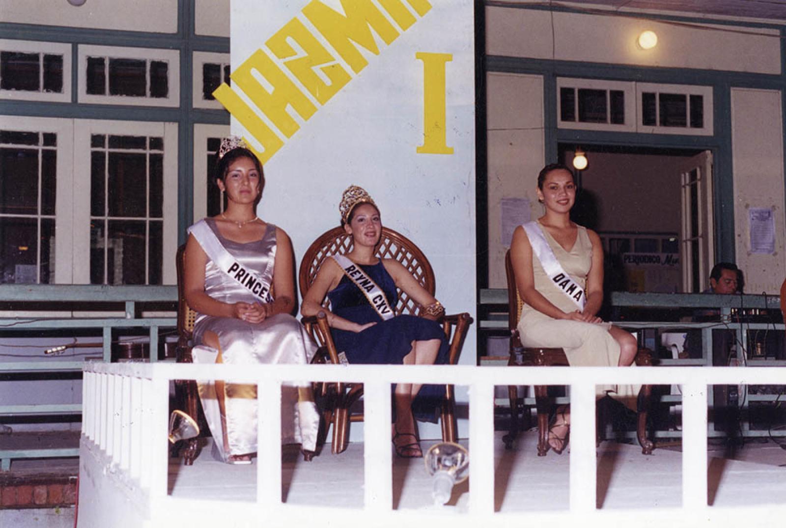 “Corte de honor de la reina <<Jazmín I>>”.