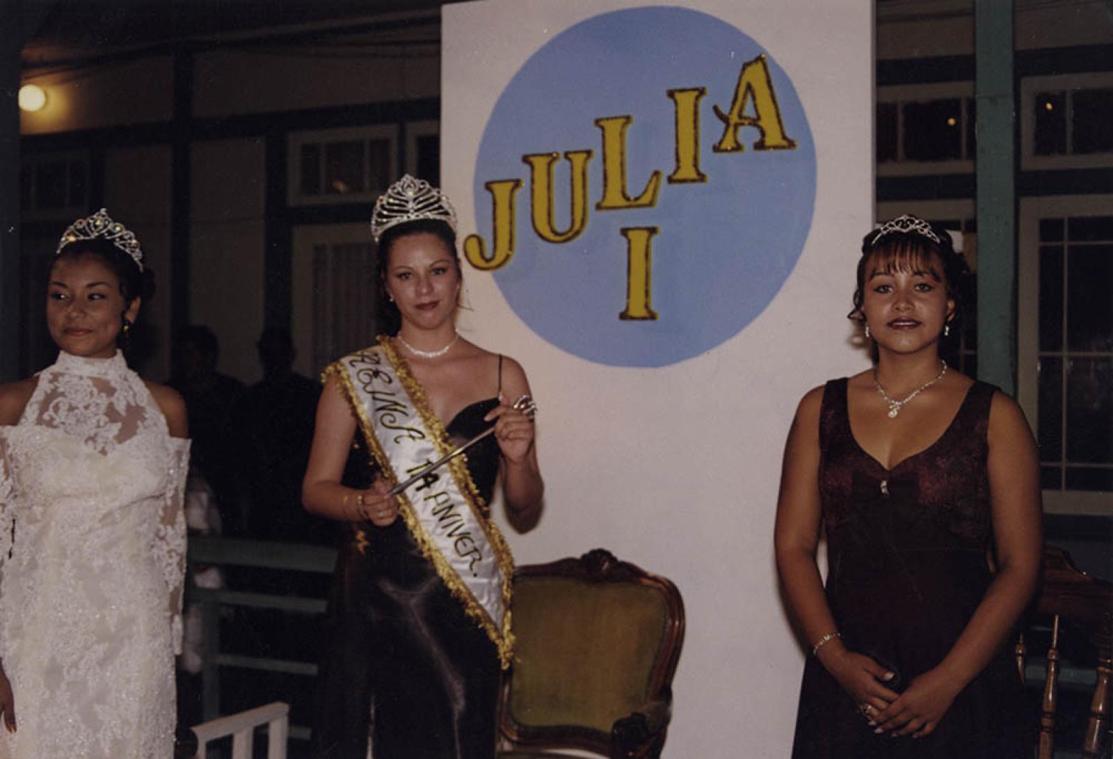 “Corte de honor de la reina <<Julia I>>”.