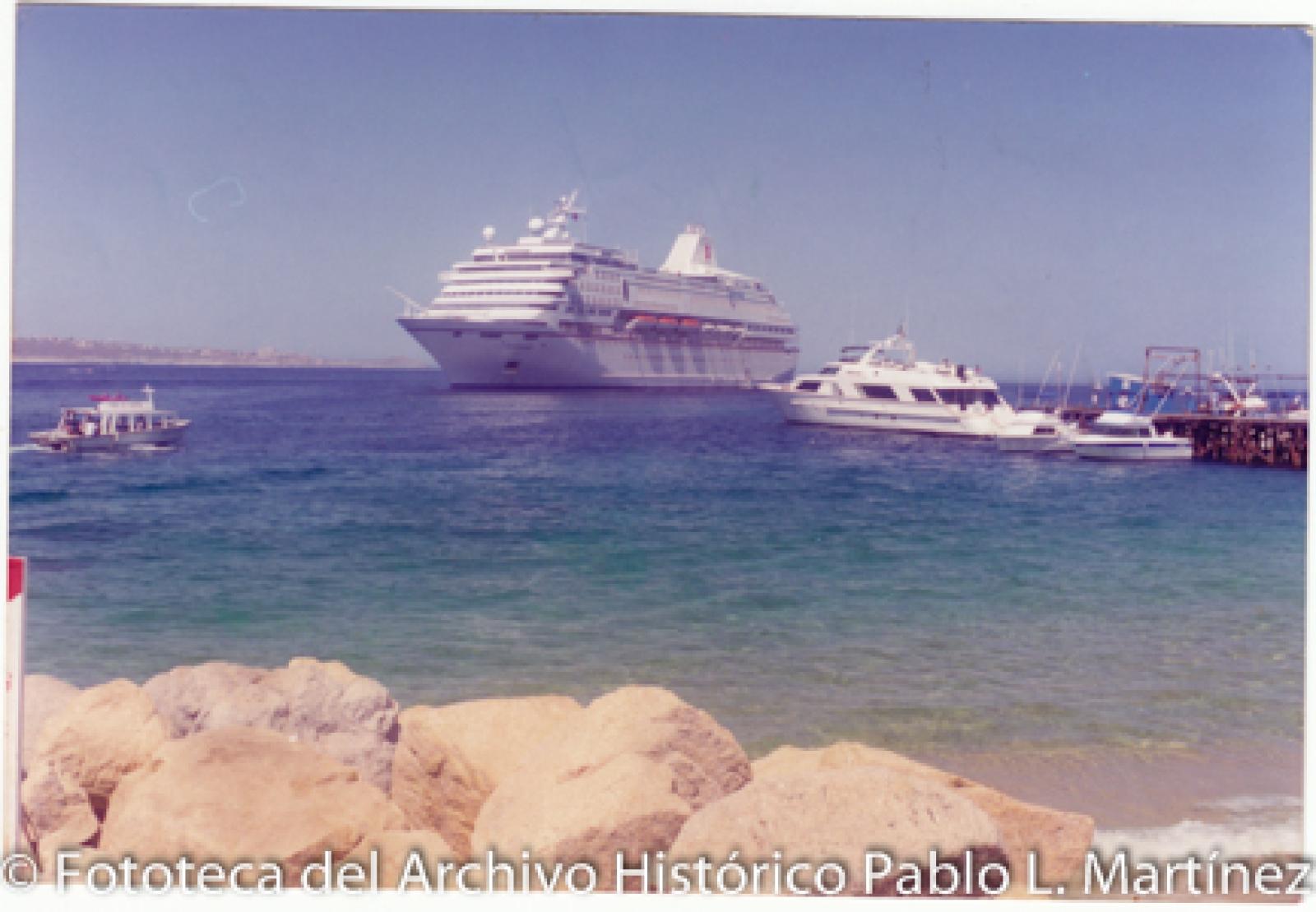 “Cruceros”, en costas de Cabo San Lucas.