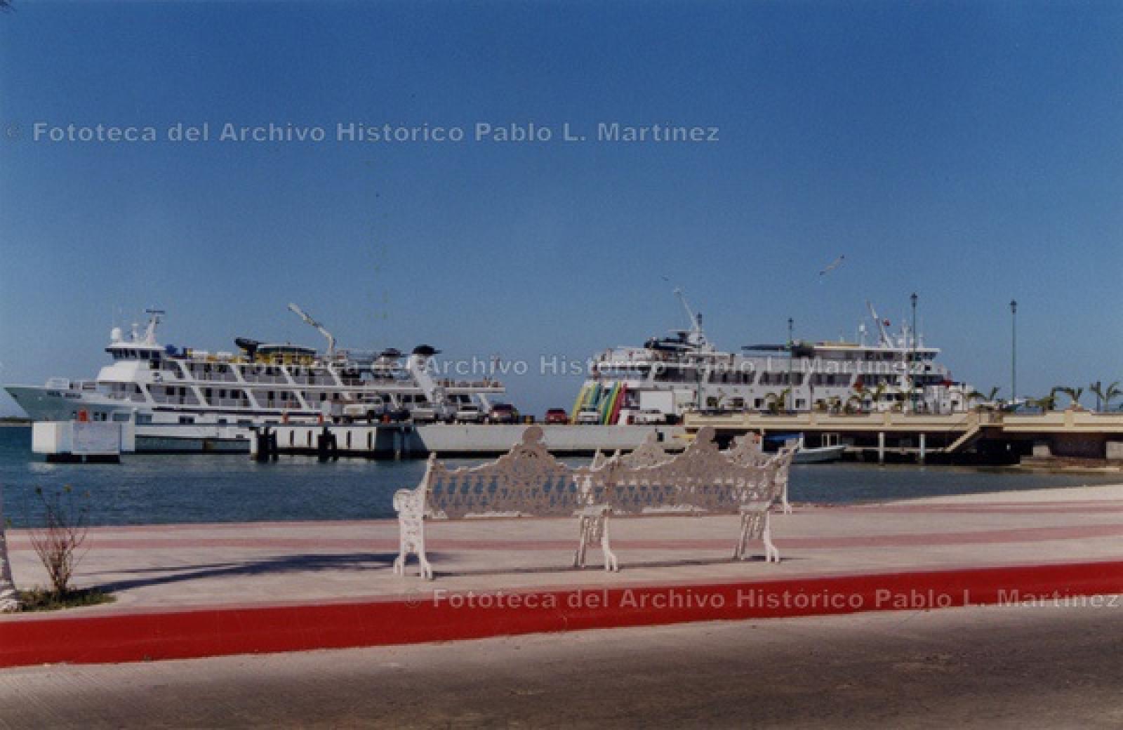 Cruceros turísticos embarcados en el muelle del puerto de Ilusión, La Paz.