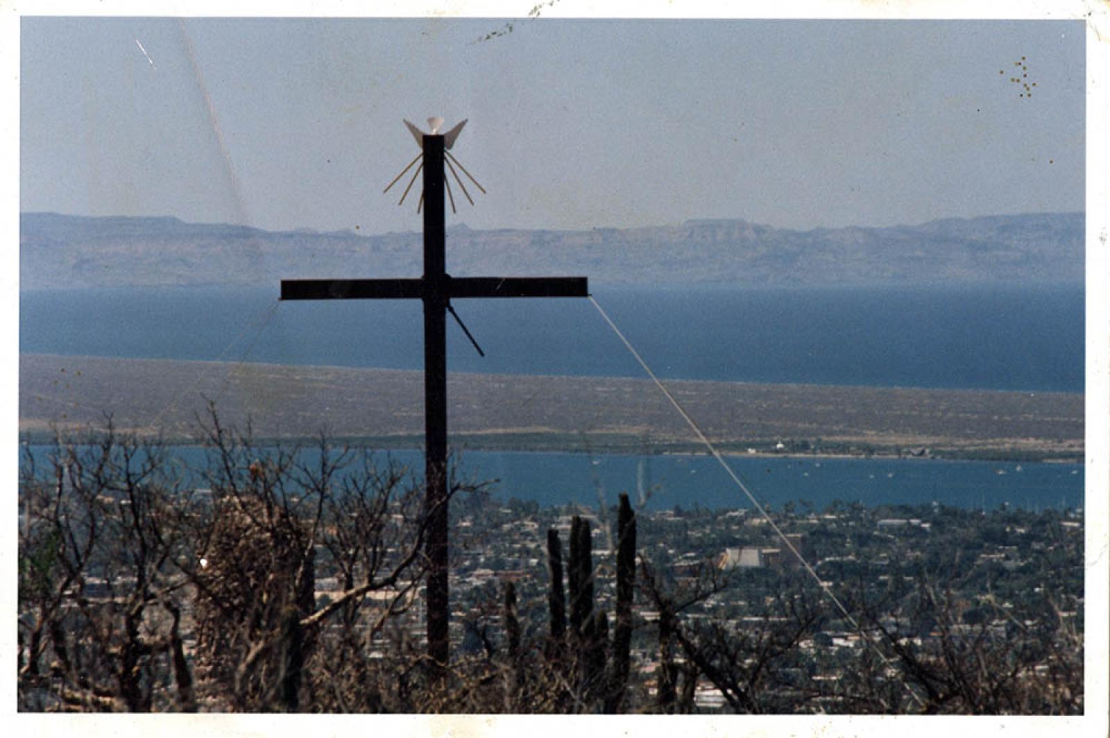 “Cruz misionera” frente a la bahía de La Paz, Baja California.