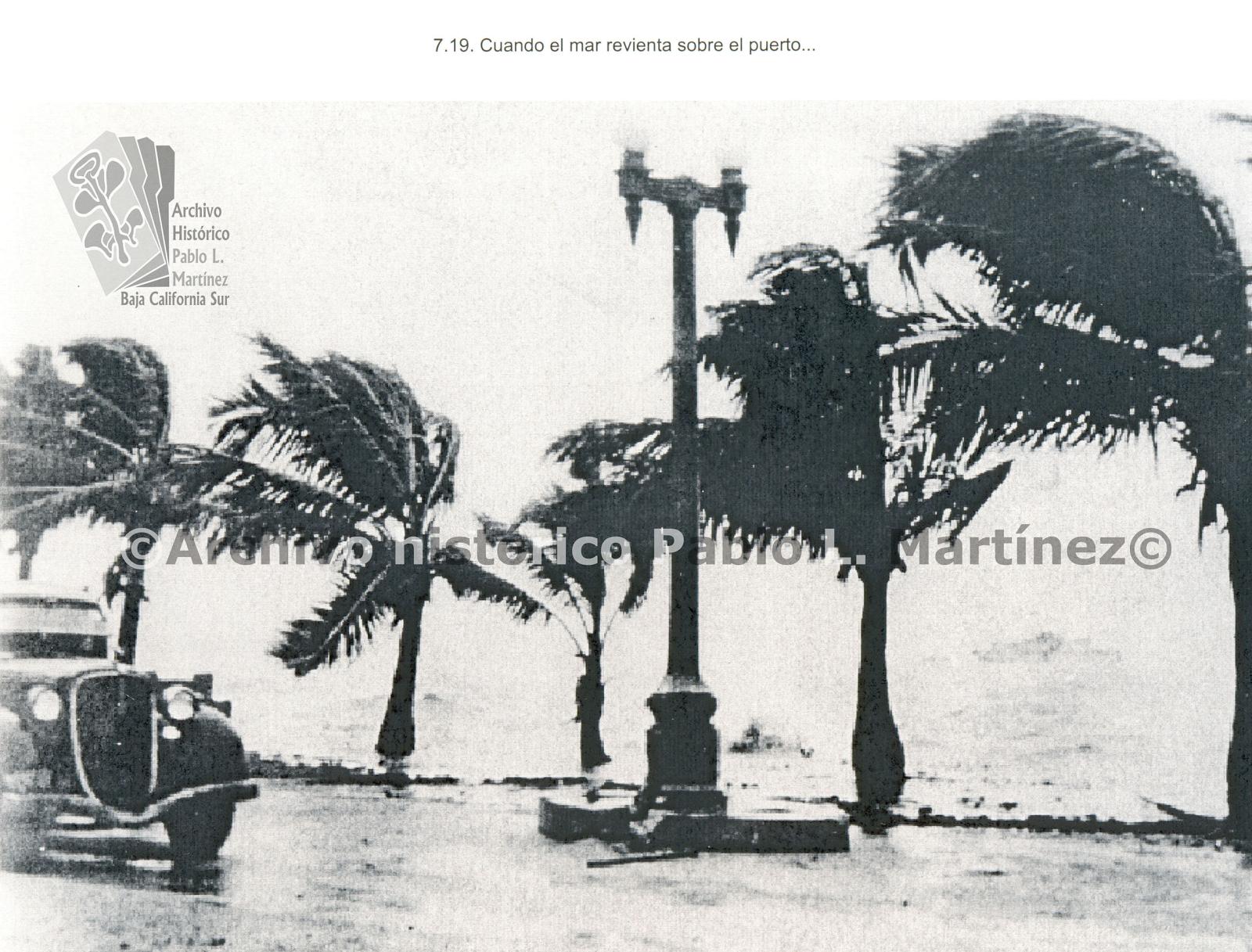 Cuando el mar revienta sobre el puerto de La Paz, Baja California.