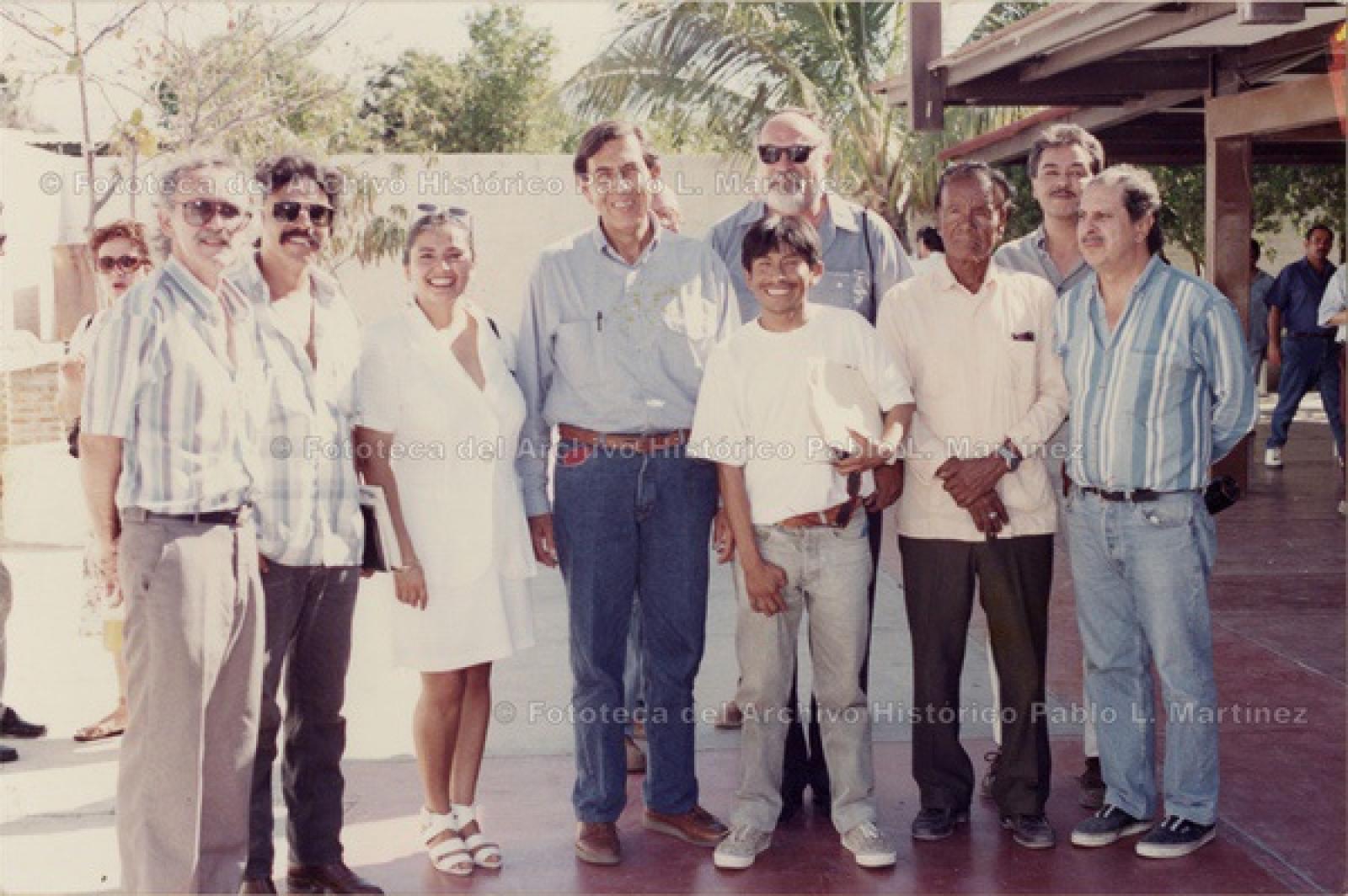 Cuauhtémoc Cárdenas con simpatizantes.