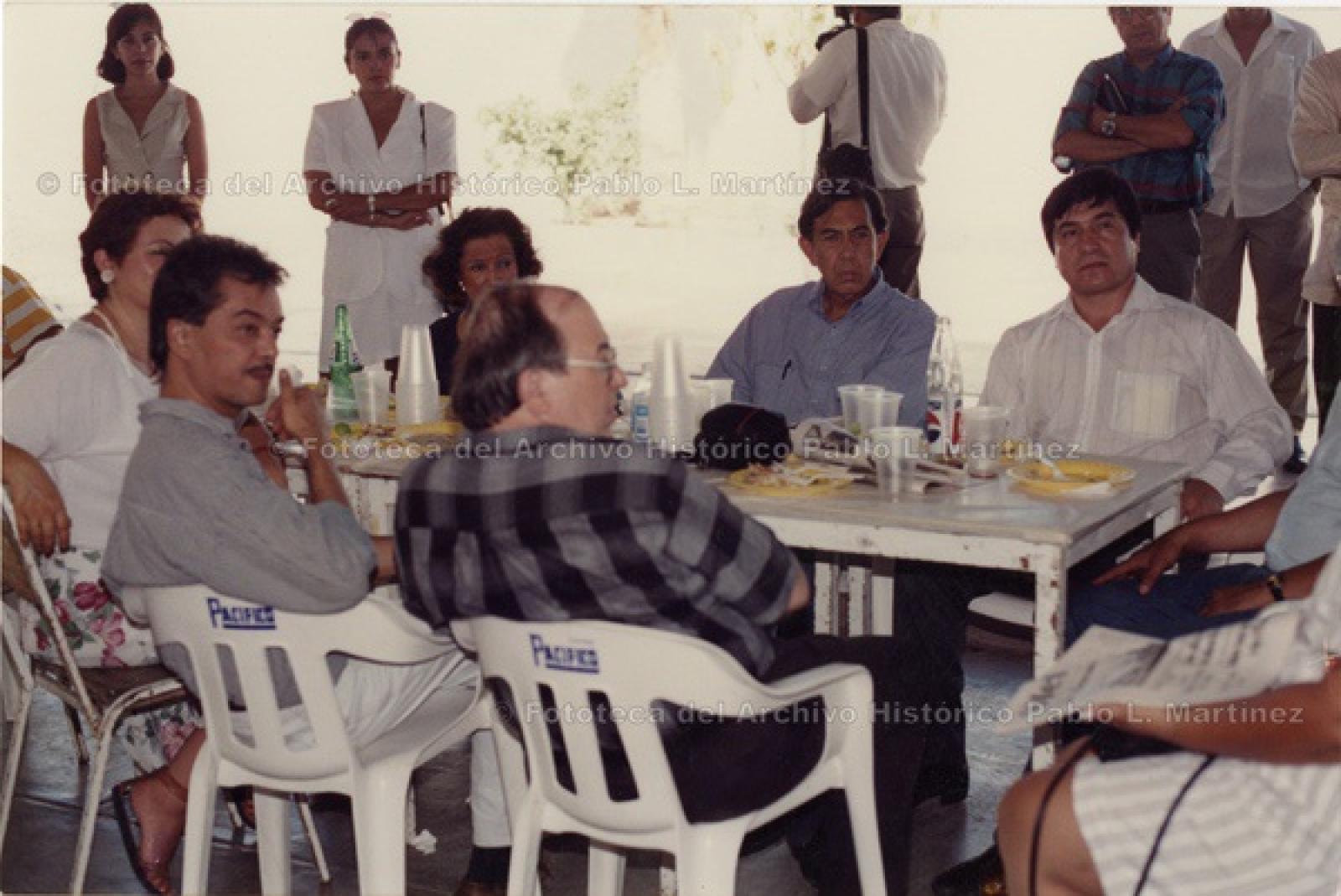 Cuauhtémoc Cárdenas en banquete.