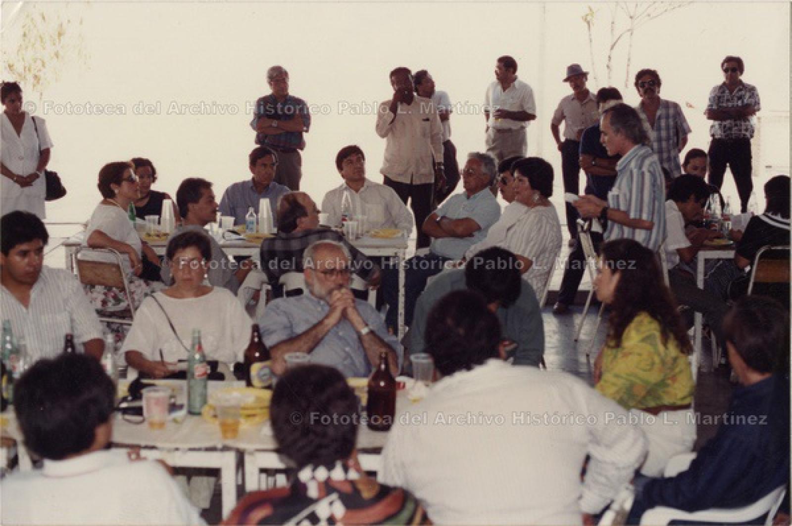 Cuauhtémoc Cárdenas en convivio con simpatizantes.