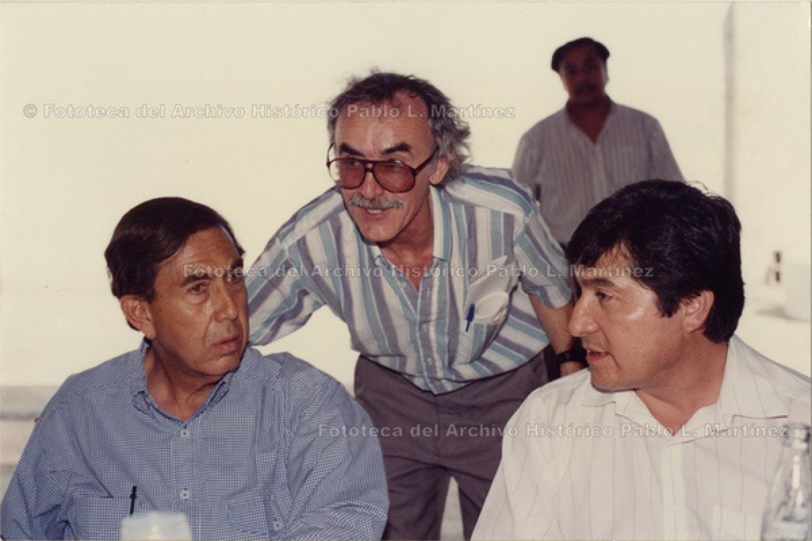 Cuauhtémoc Cárdenas y funcionarios públicos.